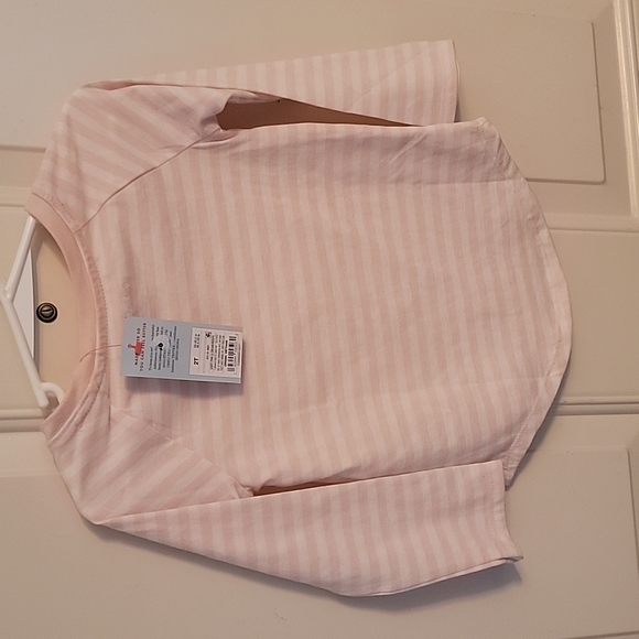 1 T shirt 1 long sleeve shirt and 1 sweater  bundle - Picture 3 of 12